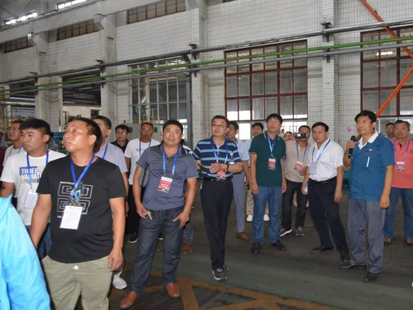 社会公众在太阳集团tyc539集团科普基地生产车间旅行学习